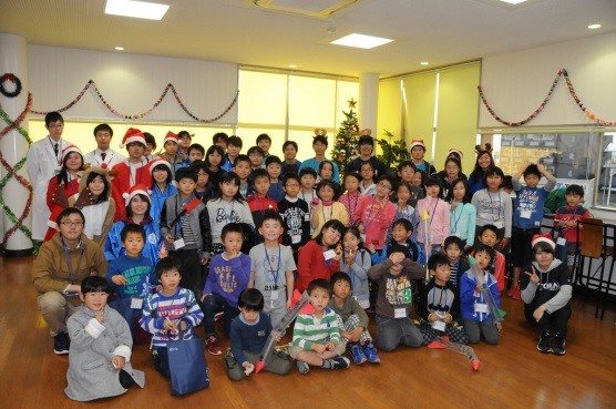 大学生サンタ からイベントの贈り物 小学生対象 親子で楽しむ クリスマスパーティー を開催 学生自作のvr体験やミニリース作り 屋外ではイルミネーションも ニュース 学校法人東海大学