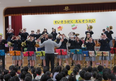 生演奏に子どもたちも ノリノリ 吹奏楽部員が幼稚園で 出張演奏会 を実施 クラシックの名曲や人気アニメソング 18年にヒットしたあの曲 などを披露 ニュース 学校法人東海大学